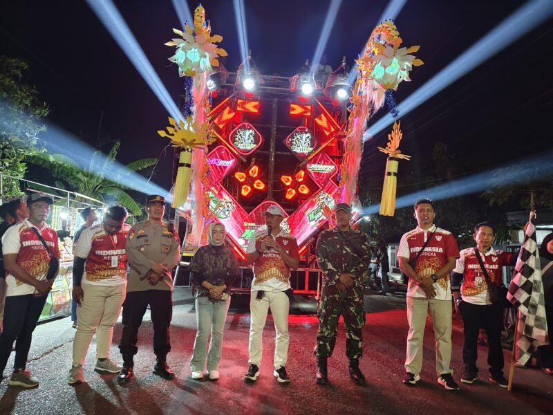 Kepala Desa Oro-Oro Ombo Kulon saat membuka gelaran karnaval budaya, Sabtu (26/9/2026) malam.