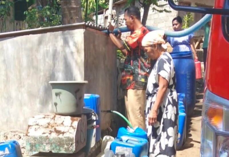 Warga yang rela mengantre untuk mendapatkan air bersih