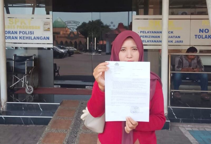 Pelapor kasus dugaan KDRT menunjukan bukti laporan usai diperiksa unit PPA Polres Pasuruan