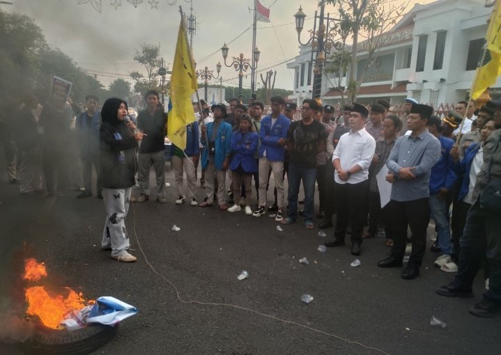 Koordinator aksi saat menyuarakan aksinya didepan Walikota dan Wakil Walikota Pasuruan