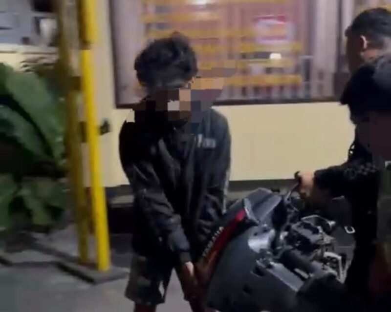 Terduga pelaku saat digelandang ke Mapolres Pacitan