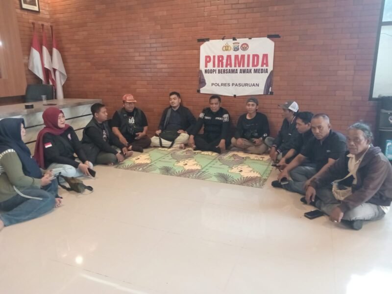 Awak media saat bertukar pikiran bersama Humas Polres Pasuruan