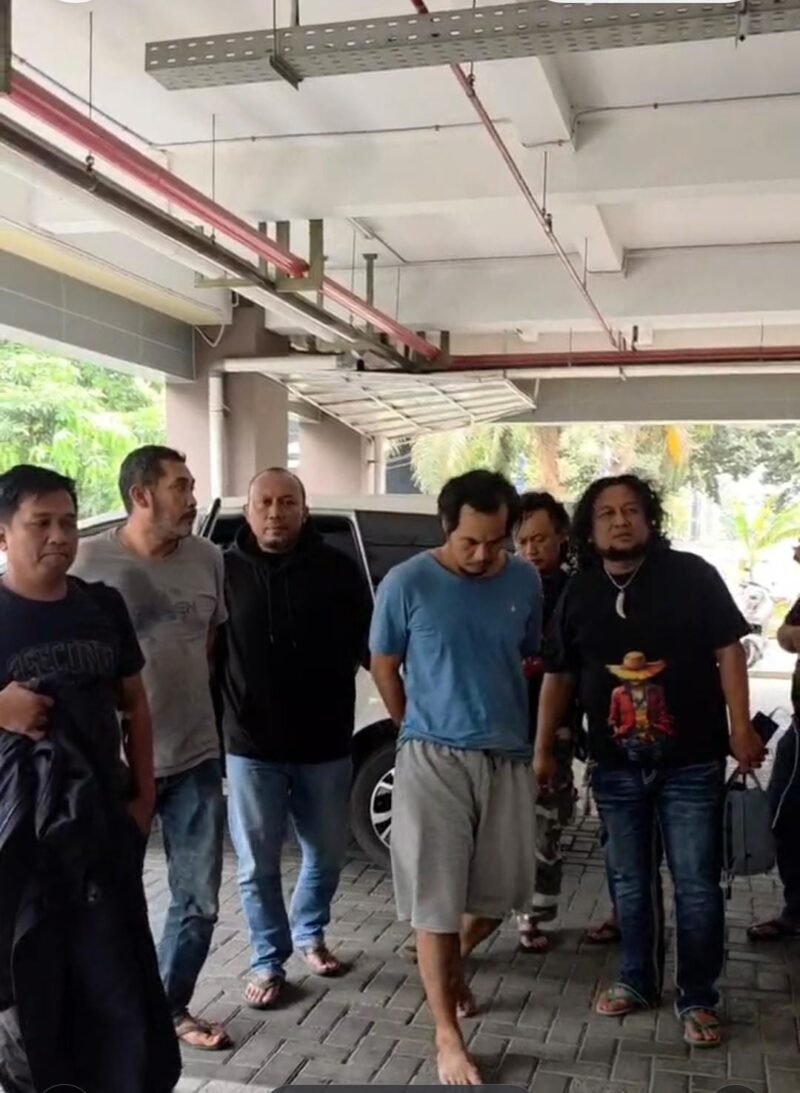 Terduga pelaku pembunuhan istri siri dan anaknya (baju biru) saat digelandang petugas