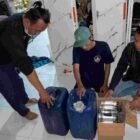 Petugas saat mengamankan minuman keras ilegal yang beredar di wilayah hukum Polres Malang