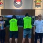 Kedua terduga pelaku penyalahgunaan narkoba yang berhasil diamankan Satreskoba Polrestabes Surabaya