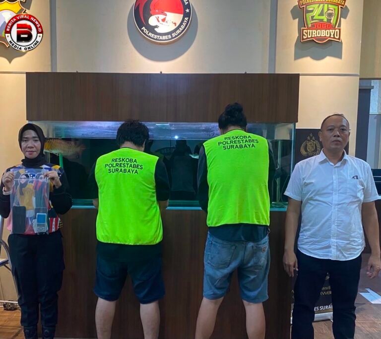 Kedua terduga pelaku penyalahgunaan narkoba yang berhasil diamankan Satreskoba Polrestabes Surabaya